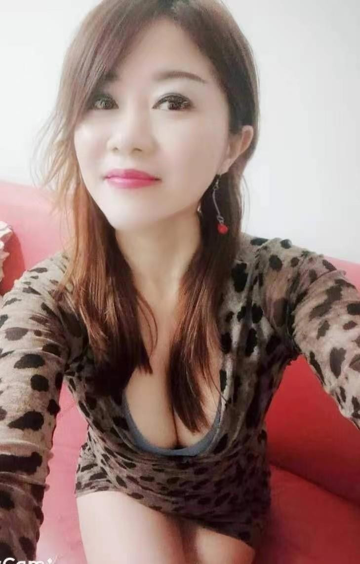 身材不错 抱着腿日